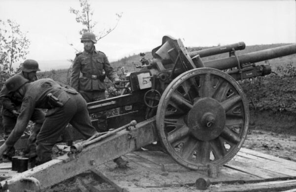 Bundesarchiv-Bild-101I-031-2415-16-Russland-Soldaten-an-leichter-Haubitze